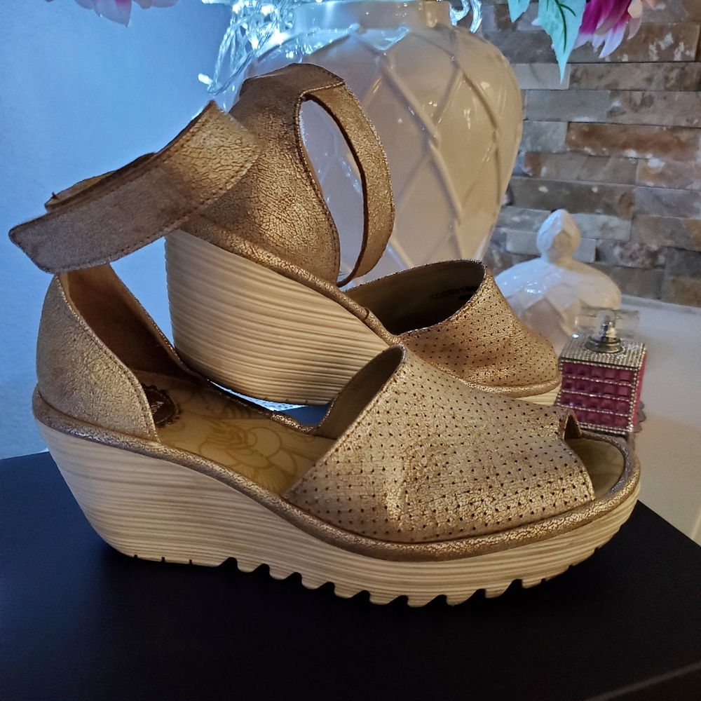FLY LONDON Gold Women's Sandals 38